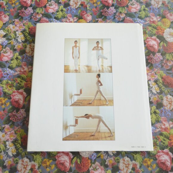Vogue Complete Beauty Vintage Hardcover 1983 - Picture 2 of 5
